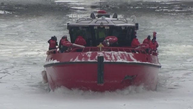 Chicago Fire Department's icebreaking boat makes its way down Chicago River