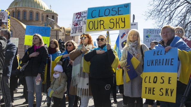 Clinton, Bush visit Chicago church to show support for Ukraine
