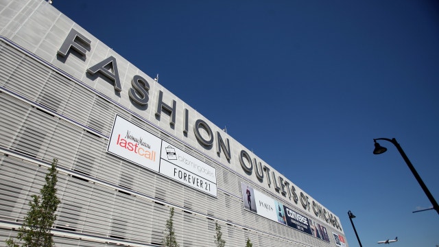 Duckworth pushes for stricter gun laws after shooting at Fashion Outlets Mall of Chicago in Rosemont