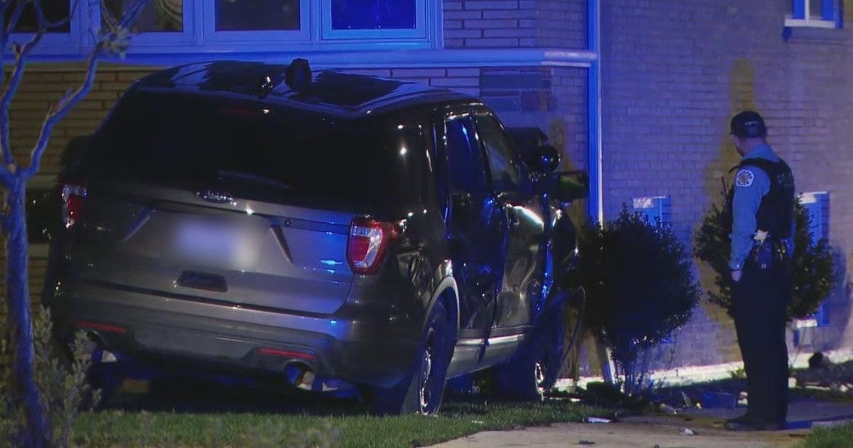 Two Chicago police officers injured in car crash in West Lawn | FOX 32 ...