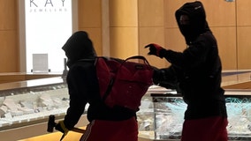 Smash-and-grab robbers break display cases with hammers at Kay Jewelers: police