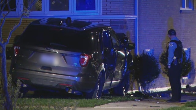 Two Chicago police officers injured in car crash in West Lawn