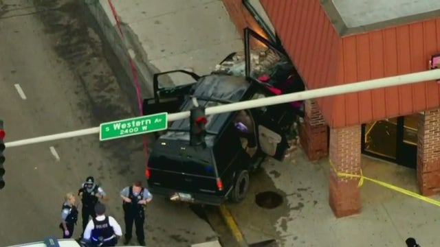 Man fatally shot, crashes car while driving with 3 young children in Little Village