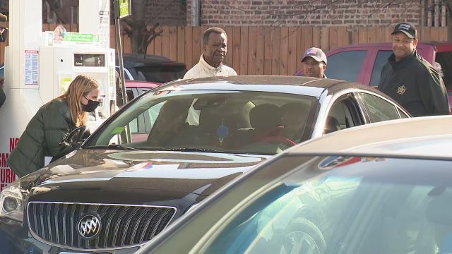 Chicago mayoral candidate Willie Wilson kicks off 3rd gas giveaway in Chicago