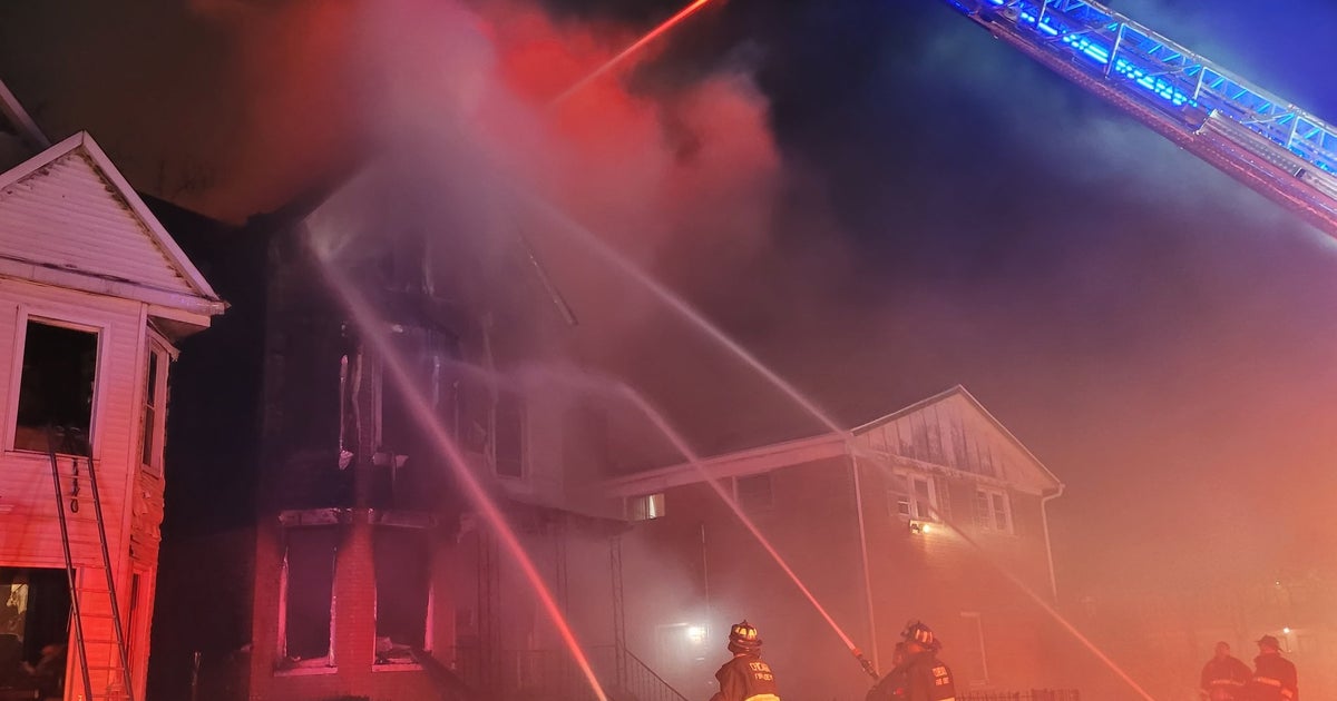 Video shows 2 buildings on fire on Chicago's South Side | FOX 32 Chicago