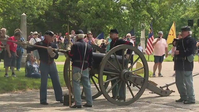 Memorial Day ceremony honors veterans buried in Chicago cemetery from every single American war