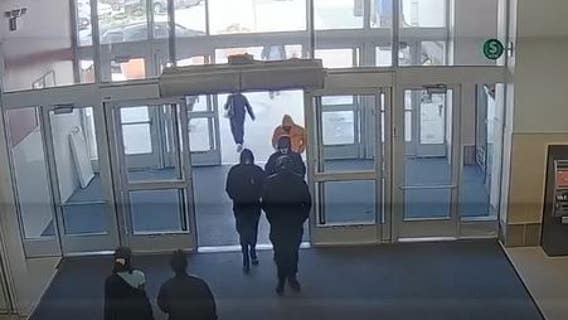 Suspects smashed display case at Kay Jewelers in Chicago Ridge Mall, stole $180K worth of merchandise