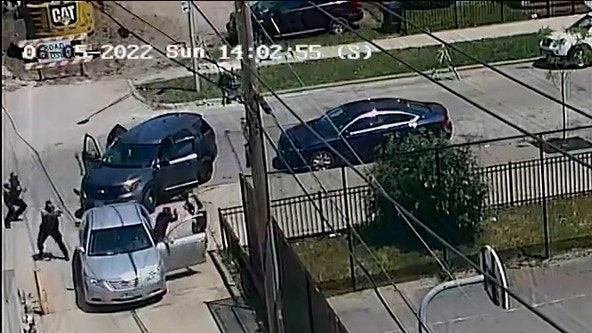 Dramatic video captures shootout between Chicago police, gunman in West Englewood