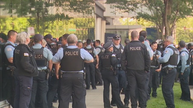Wounded Chicago cop's release from hospital delayed after feeling lightheaded