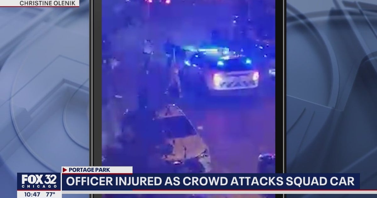 Chicago police officer injured when rowdy crowd targets squad car in ...
