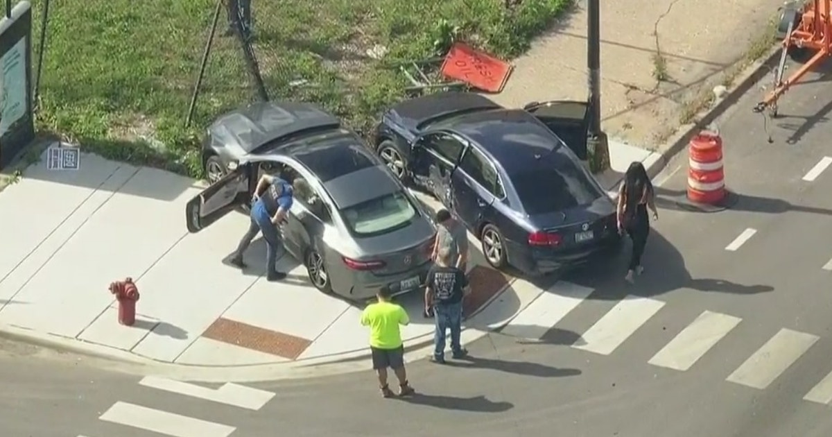 3 arrested after man carjacked, suspects crash vehicle on Chicago's ...