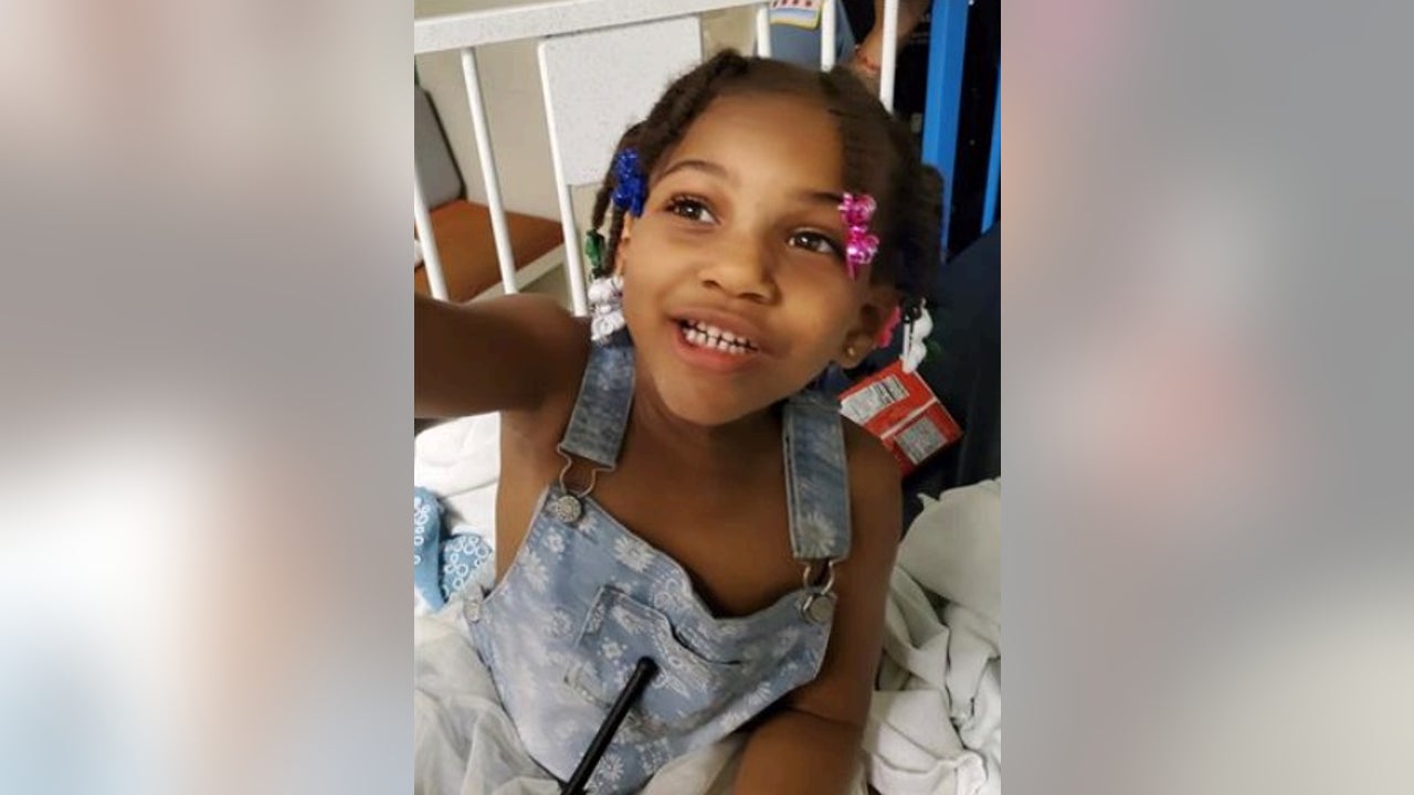 Young girl found wandering alone in Chicago, police seek family