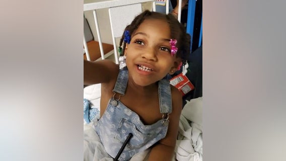 Young girl found wandering alone in Chicago, police seek family