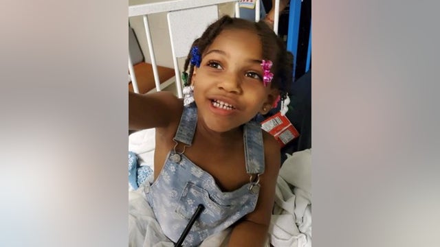 Young girl found wandering alone in Chicago, police seek family