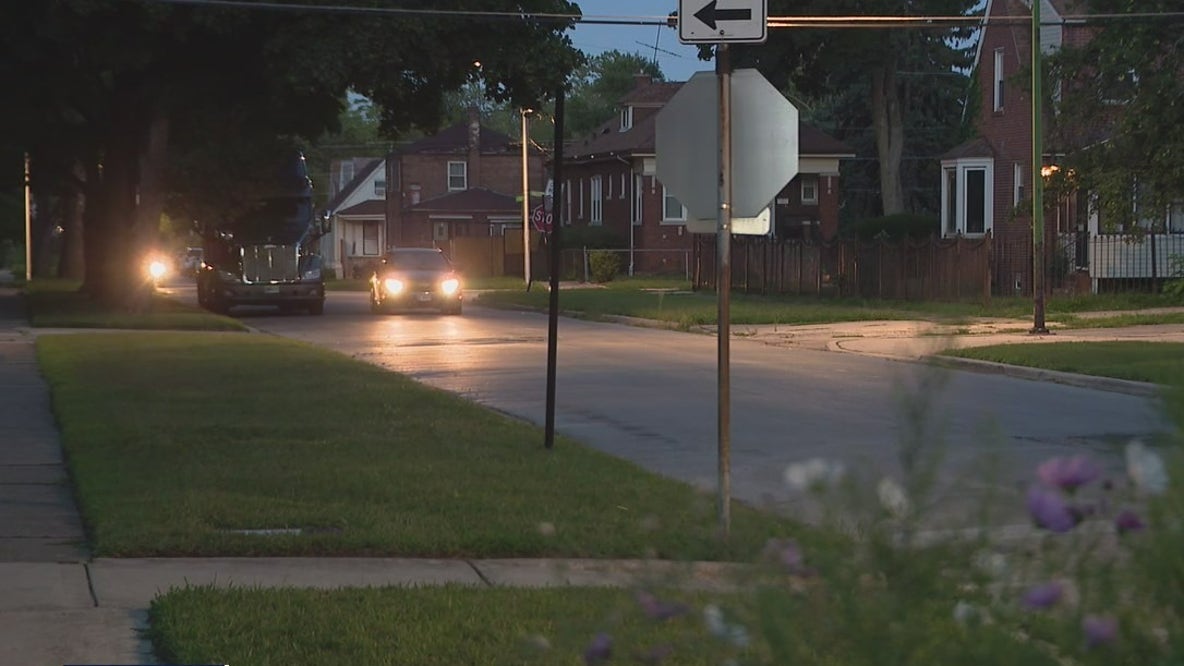 Chicago police warn of armed robberies targeting women in Lincoln Park