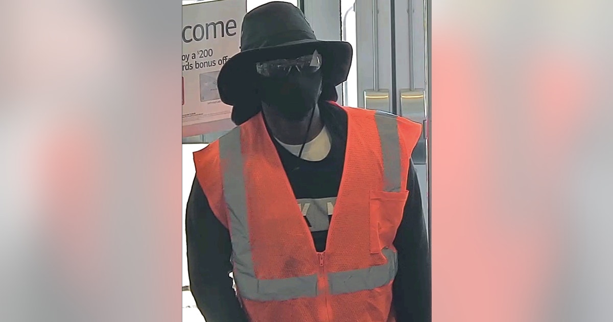 Authorities search for man wanted in Aurora bank robbery | FOX 32 Chicago