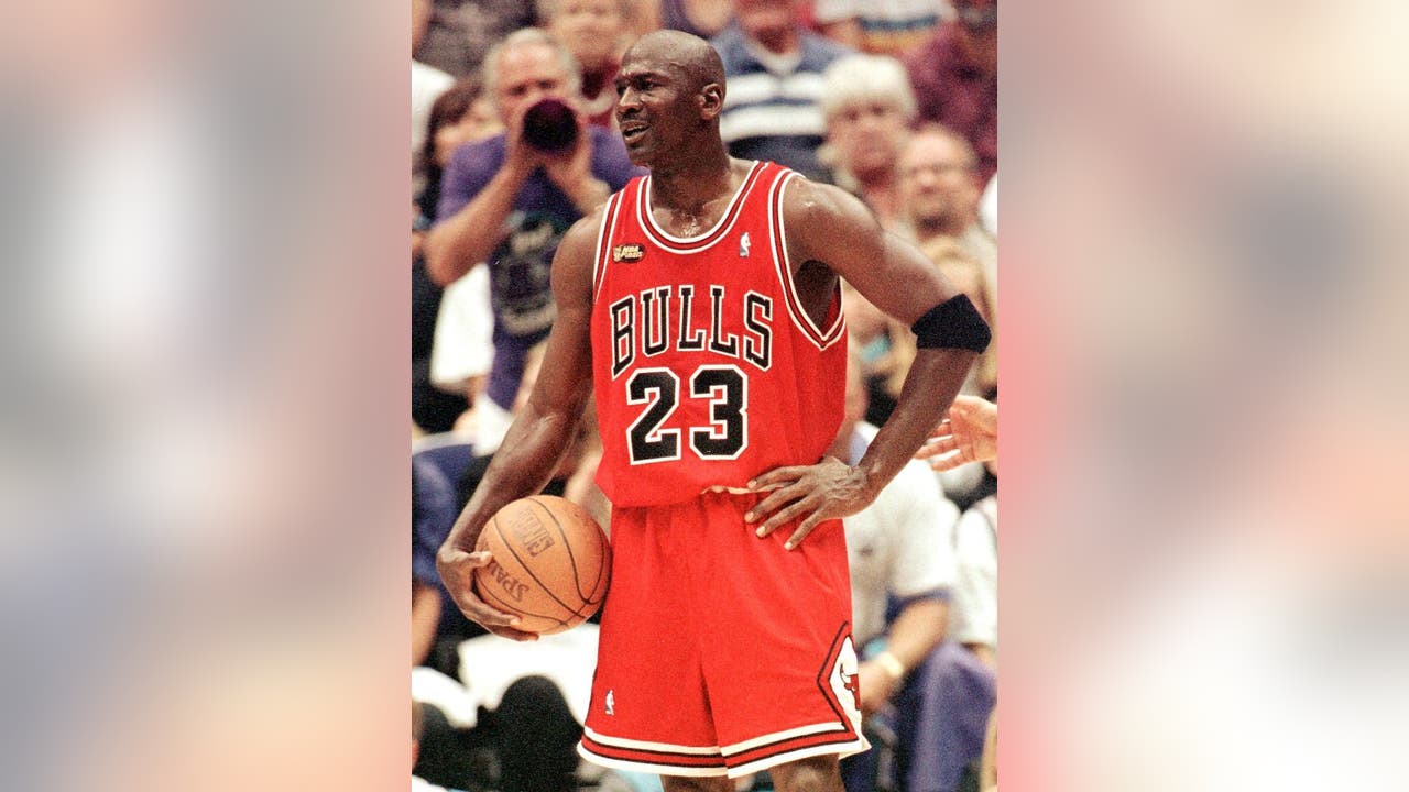 Backboard, hoop from Michael Jordan's game-winning 1998 NBA Finals sells at  auction - ESPN