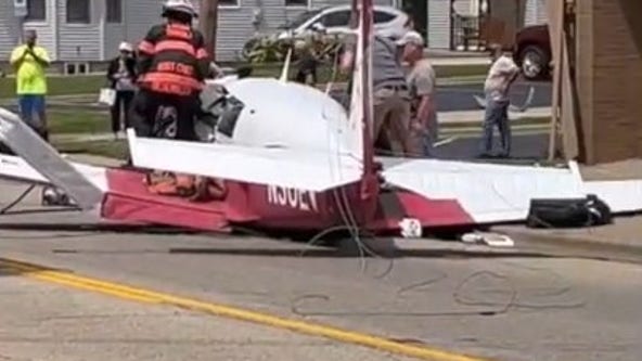 2 killed in small plane crash on Illinois roadway
