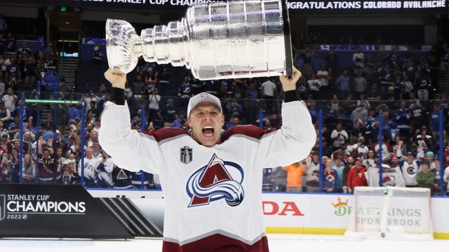 Blackhawks agree to 1-year deal with D Jack Johnson