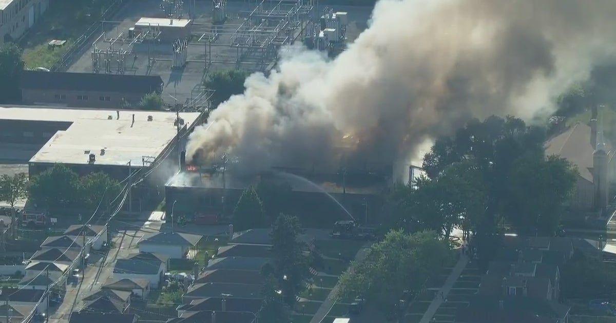 Fire burns at vacant factory on Chicago's Southeast Side | FOX 32 Chicago