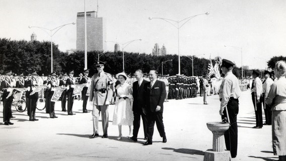A look back at Queen Elizabeth II's visit to Chicago