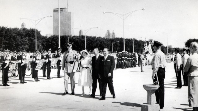 A look back at Queen Elizabeth II's visit to Chicago