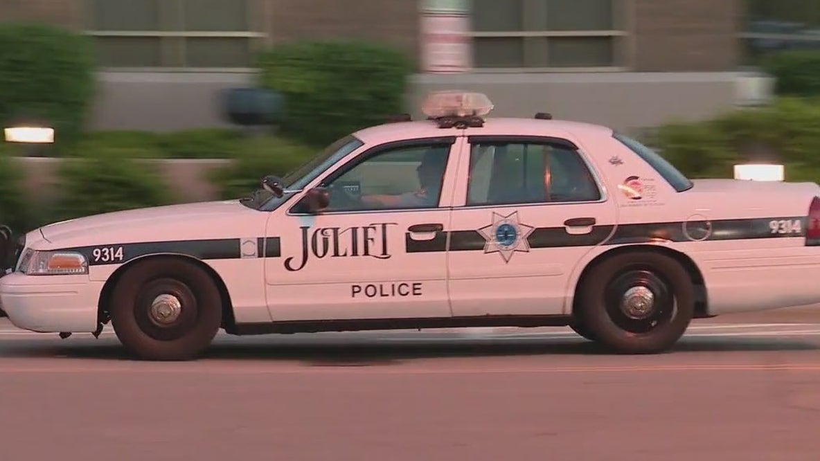 3 shot in Joliet apartment complex