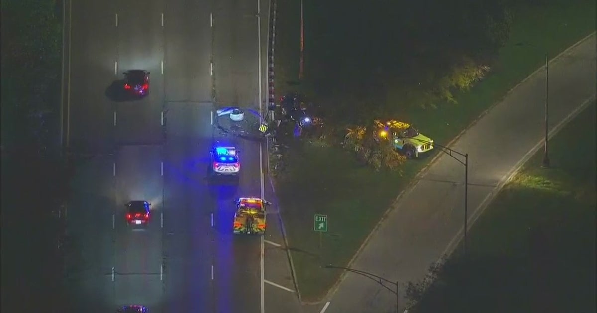 Traffic alert: Vehicle crashes into guard rail along DuSable Lake Shore ...