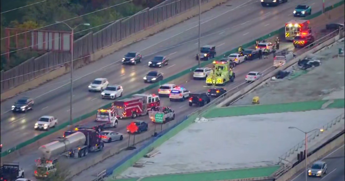 Multi-car crash slows outbound traffic on Eisenhower Expressway | FOX ...