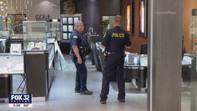 Smash-and-grab burglars armed with hammers steal jewelry, threaten employee at Hawthorn Mall in Vernon Hills