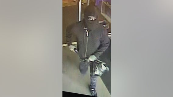 Armed man robs bank on Chicago's South Side: FBI