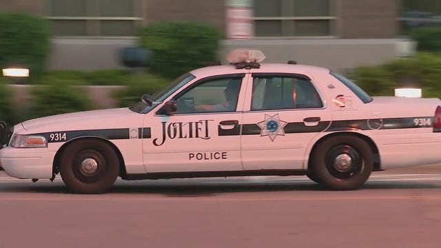 3 shot in Joliet apartment complex