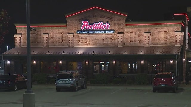 Portillo's employee in Gurnee robbed at gunpoint in drive-thru lane