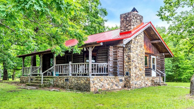 Willie Nelson's Tennessee home hits the market for $2.5 million