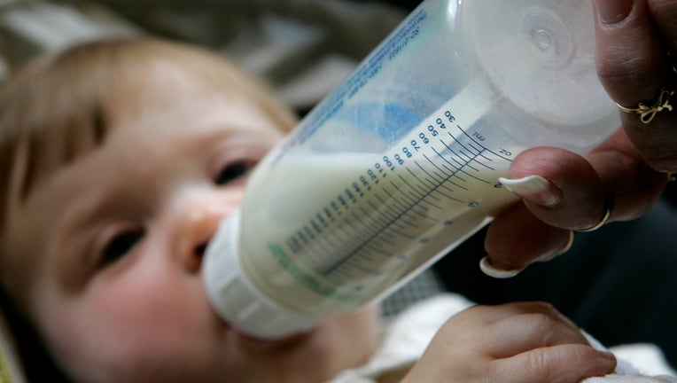 April 20, 2007. Mission Viejo, CA. Holly Schafer feeds her daughter Alexandria baby formula in a pl