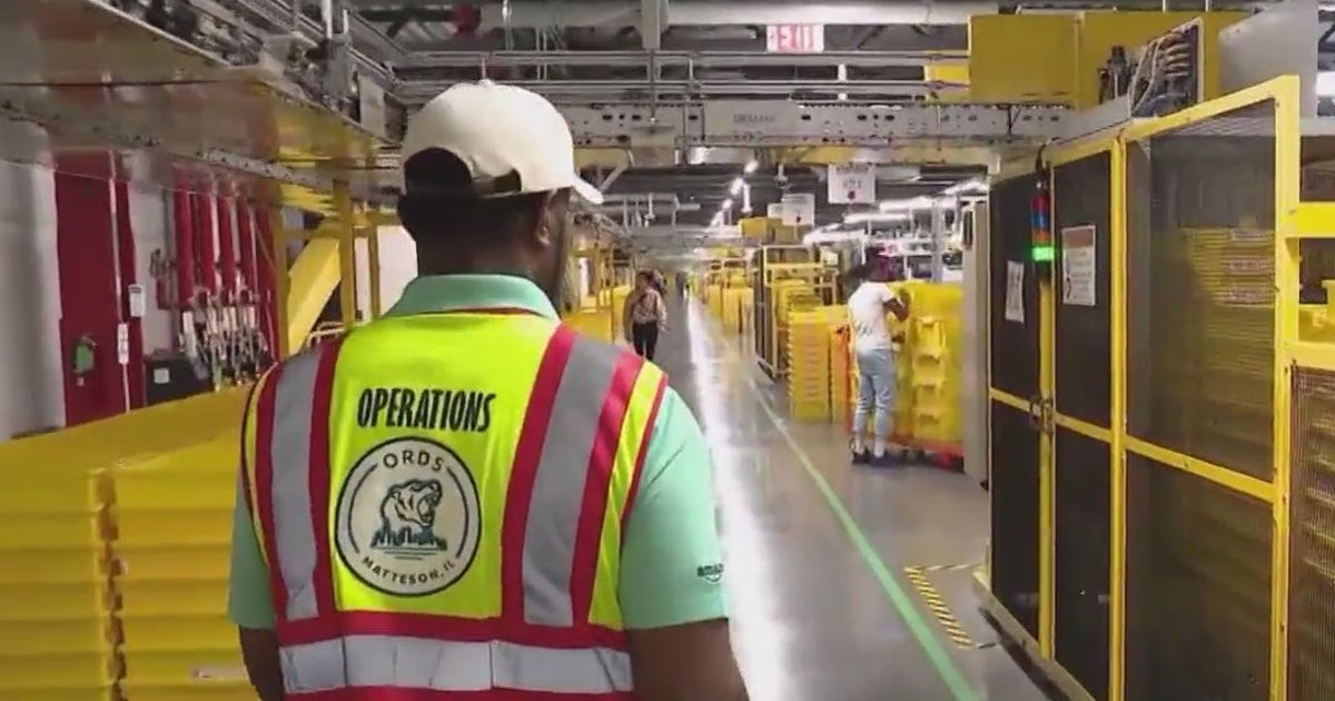 Inside look at Chicago area Amazon facility on Cyber Monday | FOX 32 ...