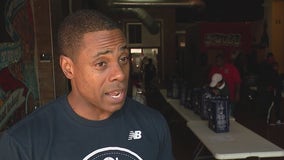 Baseball star Curtis Granderson helping to feed families in Chicago