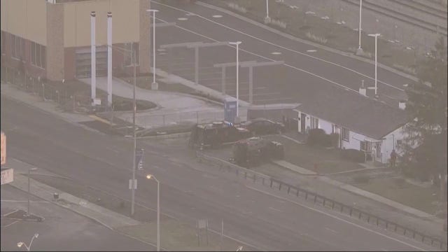 1 in custody after SWAT team surrounded home on Chicago's Southwest Side