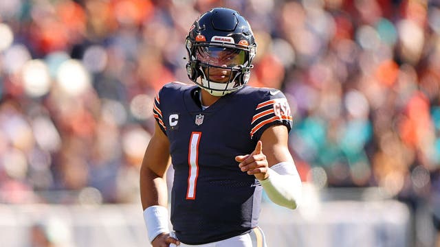 Bears QB Fields practicing despite left shoulder separation