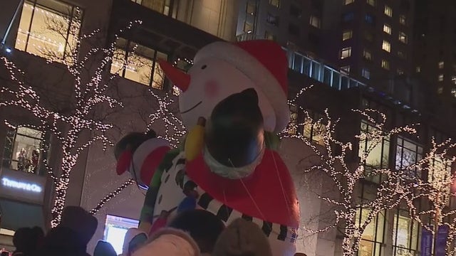Thousands attend Chicago's Magnificent Mile Lights Festival in spite of the cold