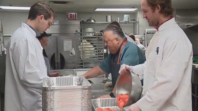 Chicago restaurant company making massive Thanksgiving dinner for city's homeless population