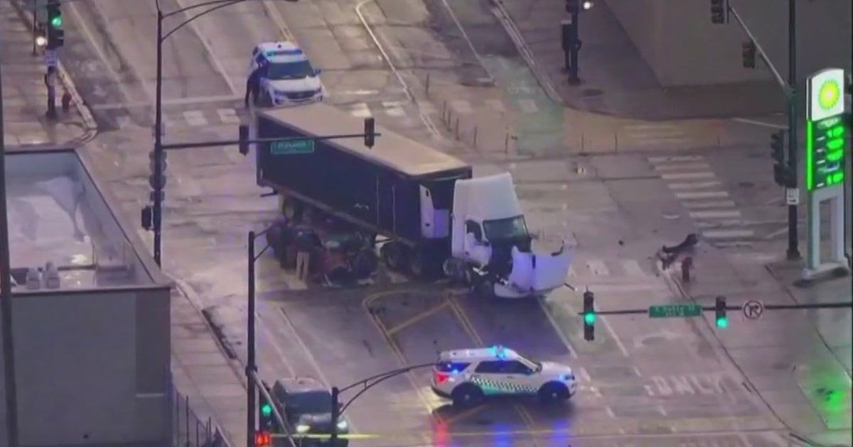 Passerby shot at by driver involved in South Loop car crash | FOX 32 ...