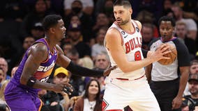 Devin Booker scores 51 points in 3 quarters, Suns rout Bulls