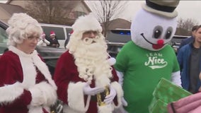 Chicago police help Santa bring gifts to families of fallen officers