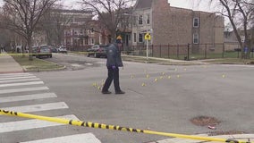 Wounded man flees to Humboldt Park grocery store after shooting