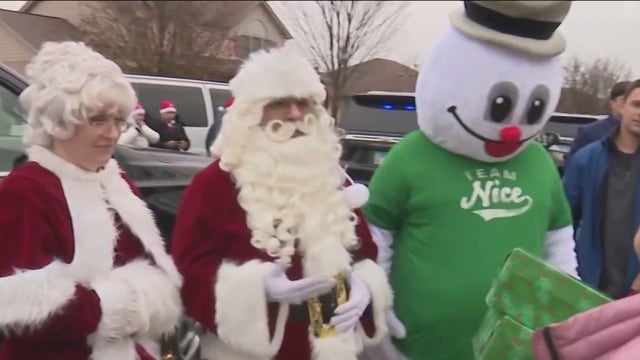 Chicago police help Santa bring gifts to families of fallen officers