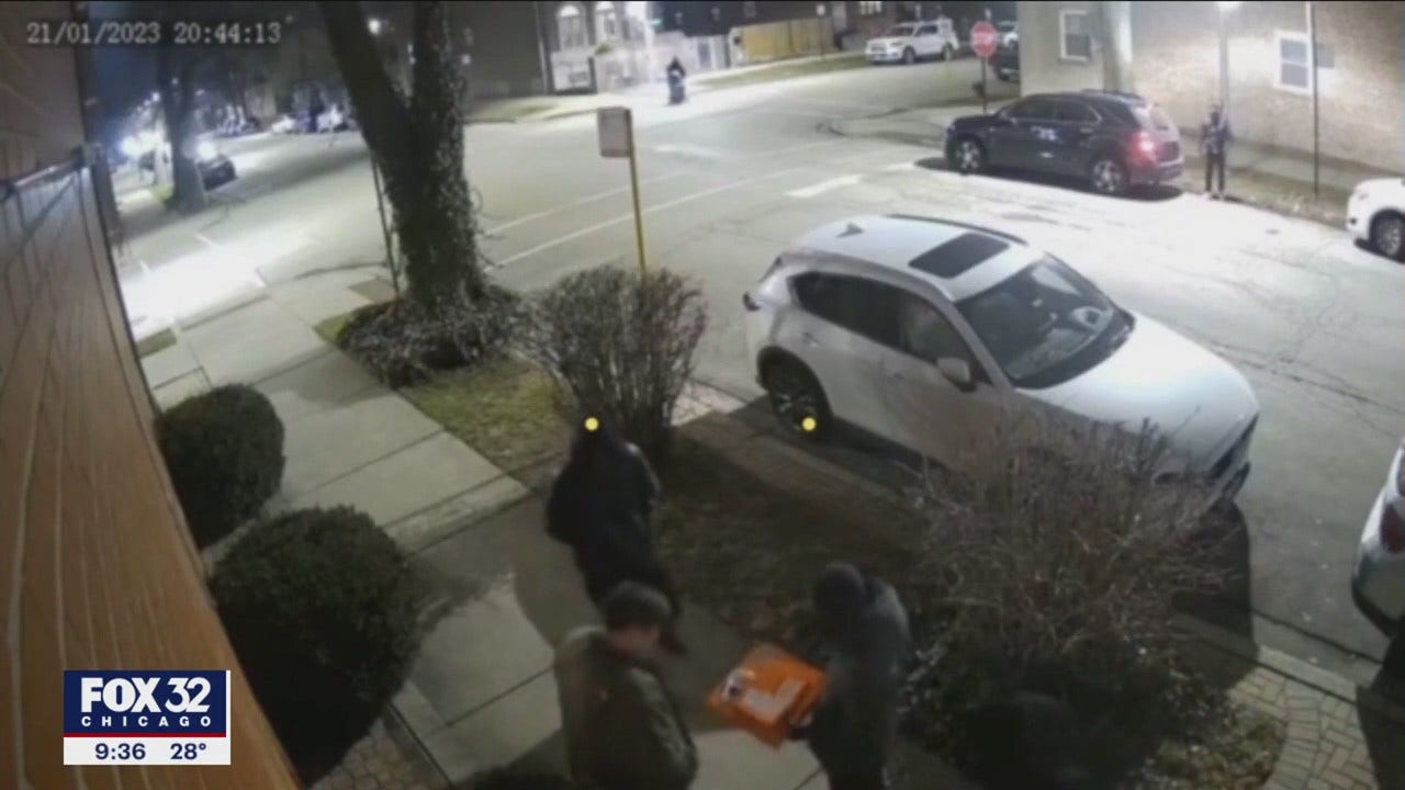 Video Shows Bizarre Chicago Carjacking Where Suspects Were Polite To ...