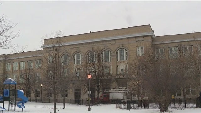 Migrants move into former Chicago elementary school