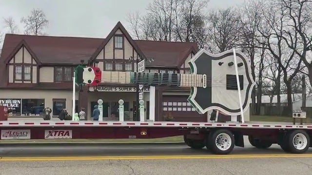 Giant guitar artwork arrives at Illinois Rock & Roll Museum in Joliet