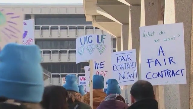UIC faculty members picket ahead of planned strike date